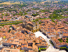 Cathédrale Sainte-Marie d'Auch, vue aérienne. - Agrandir l'image (fenêtre modale)